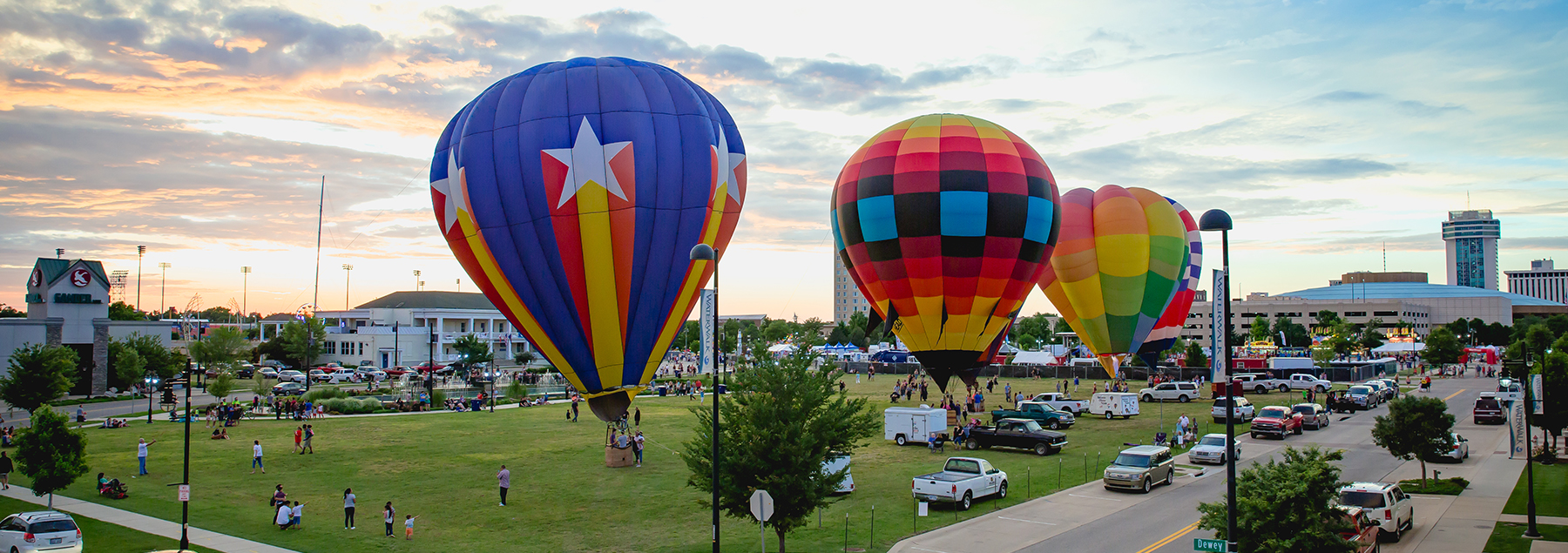 http://res.cloudinary.com/simpleview/image/upload/v1523550787/clients/wichita/Riverfest_Hot_Air_Balloons_1800x635_7c217d22-b357-4132-b9d0-2fa31d8d5013.jpg