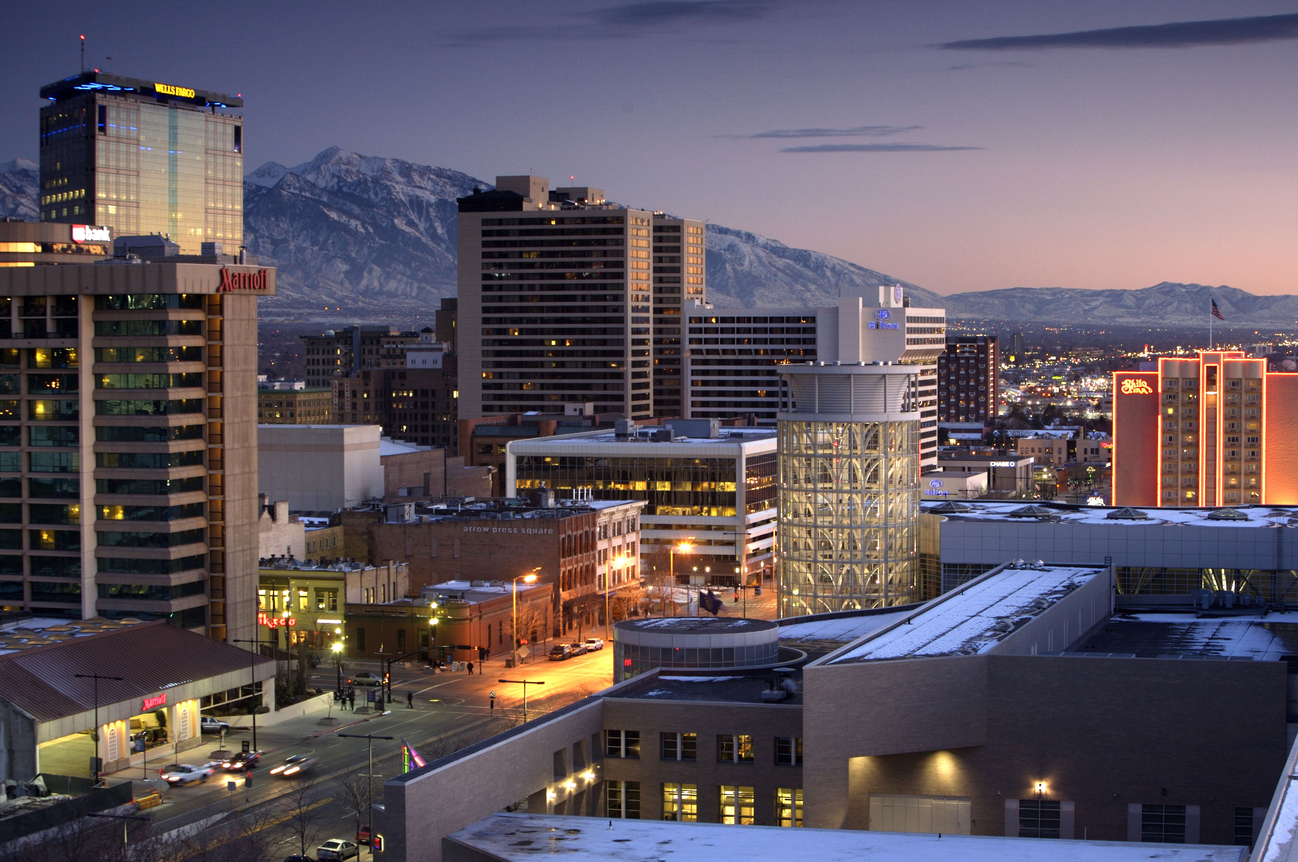 Dawn over Downtown Salt Lake City Utah, Dawn sky over the W…