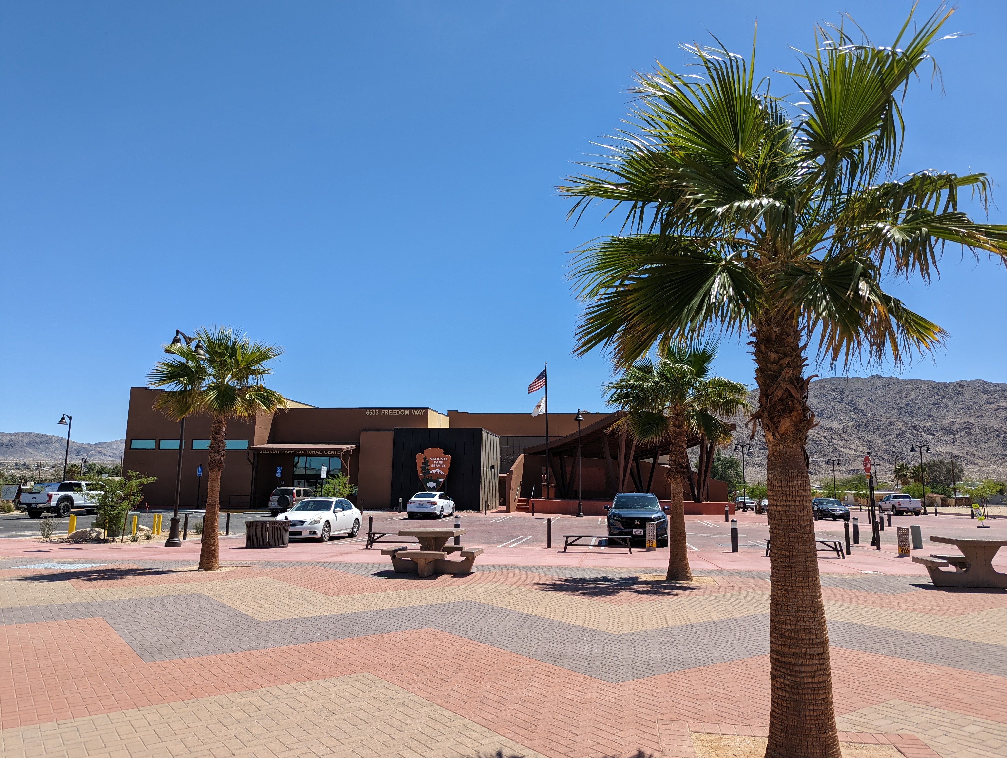 グランドジャンプ　Peace Freedom Plaza - Twentynine Palms' Vibrant New Downtown Hub