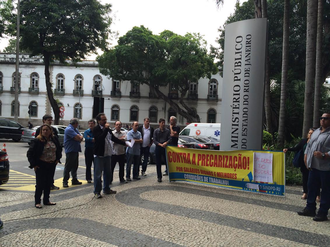 Trabalhadores do Proderj realizam ato em frente ao Ministério Público