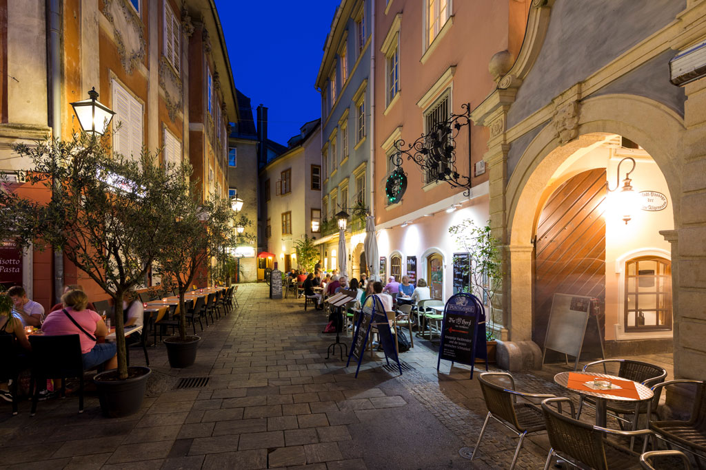 Terrasse in der Innenstadt von Graz typisches Stadtbild