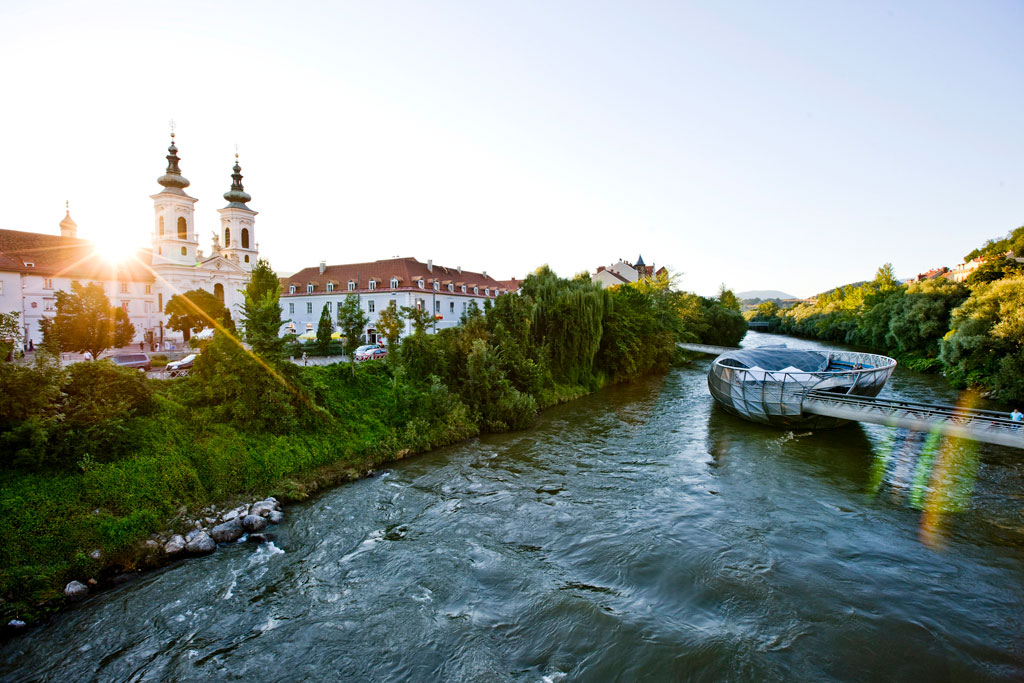 Murinsel und historisches Graz an der Mur