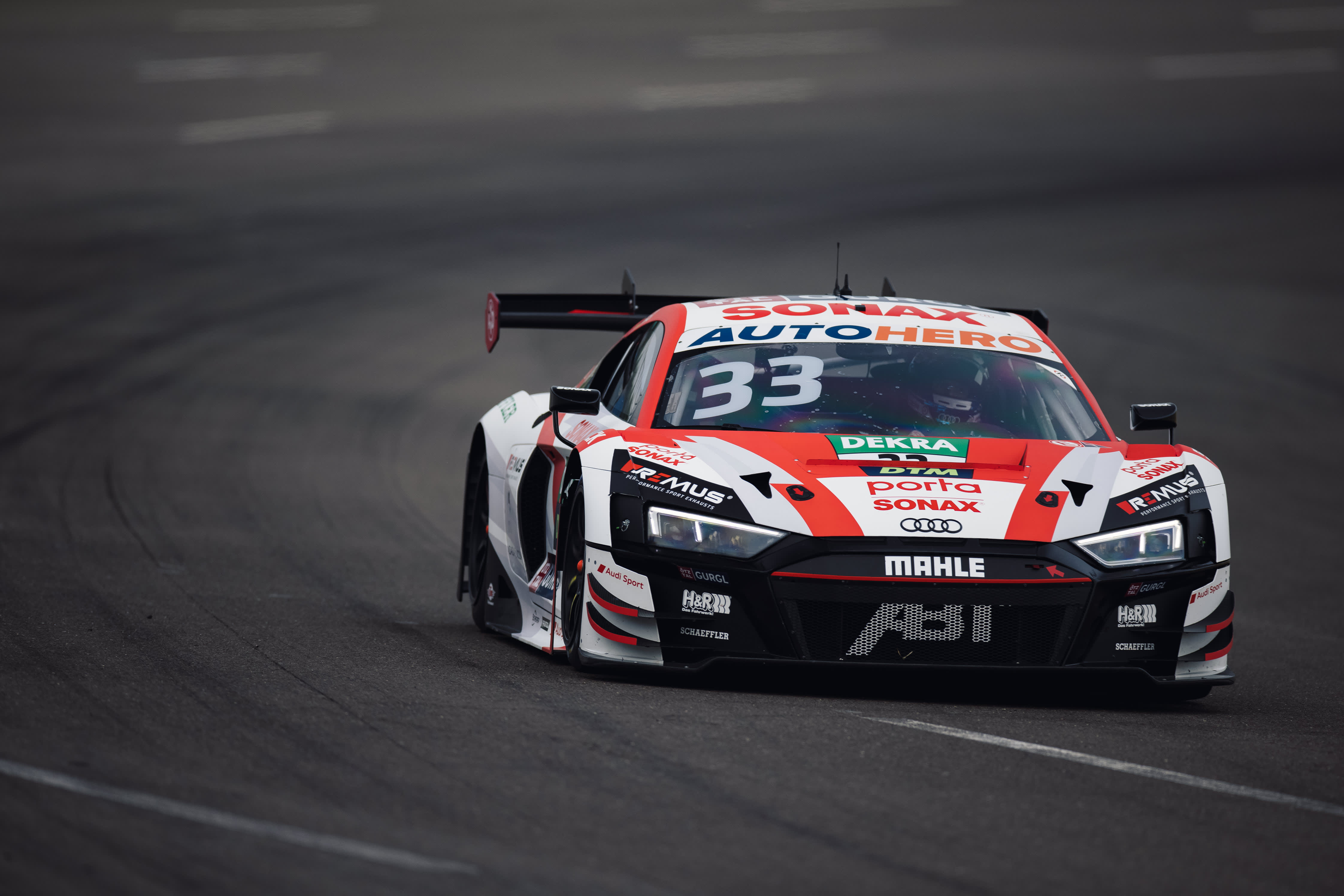 René Rast mit seinem Rennwagen auf dem Lausitzring