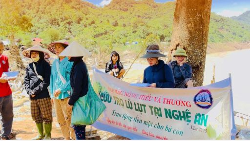 Trao tặng 37.200.000vnd đến 103 hộ dân bị lũ quét tan hoang nhà cửa rồi theo cơn lũ dữ. Bảng Xiềng Tắm, xã Mỹ Lý , Nghệ An
