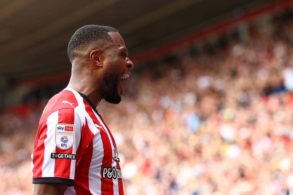 Report: Larin at the double as Saints hit four