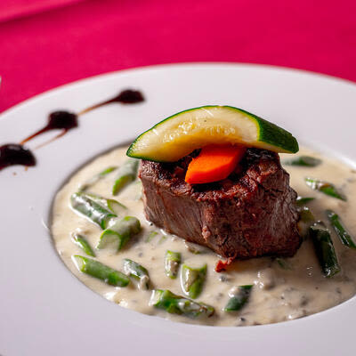 Steak with white sauce with vegetables