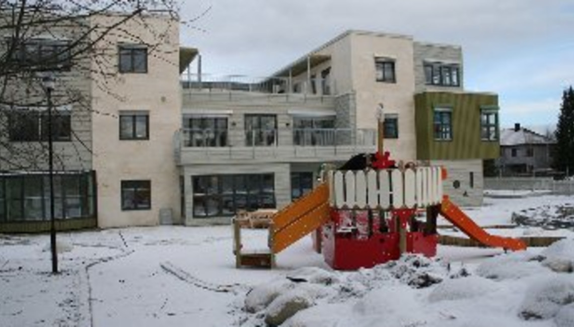Uteplass til Gartneriet barnehage i snø