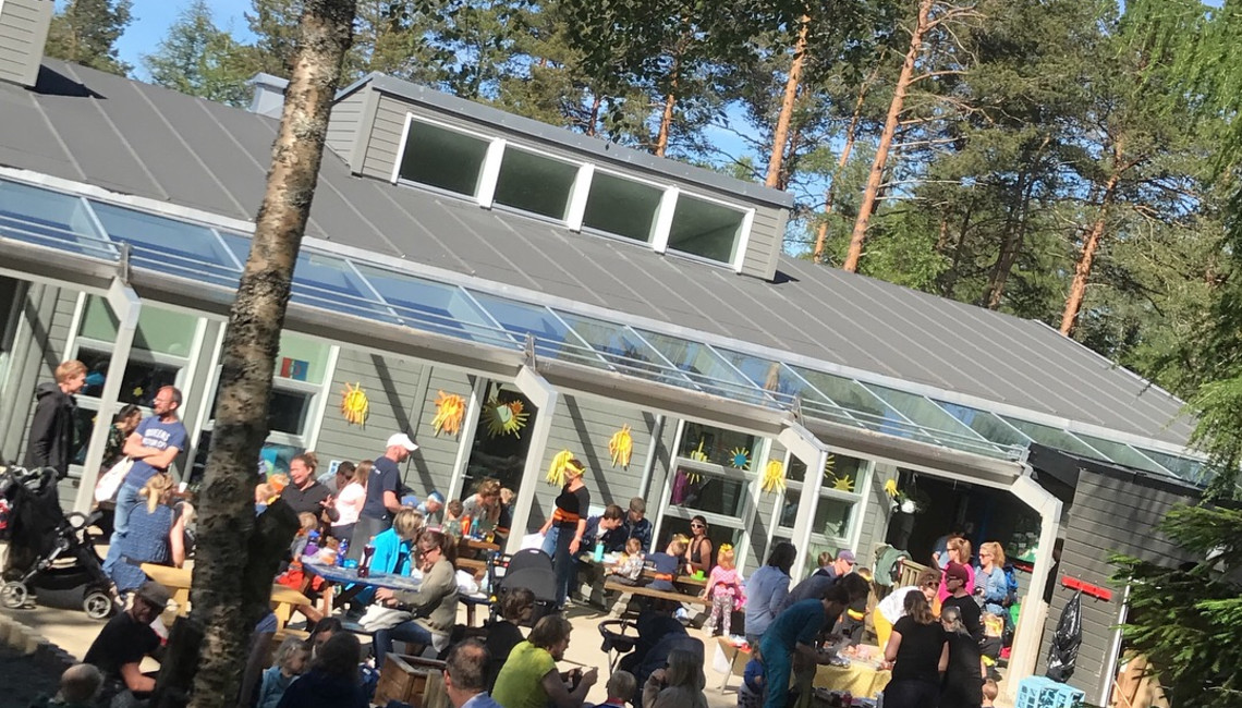Barn og foreldre sammen utenfor Ferista friluftsbarnehage
