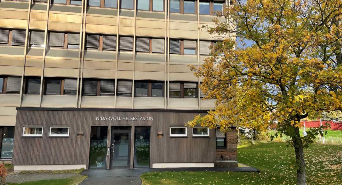 Bilde av bygget Nidarvoll helsestasjonen ligger i.