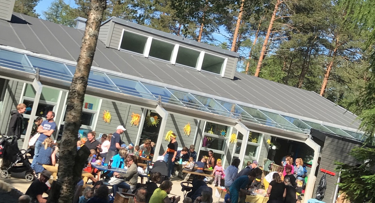Barn og foreldre sammen utenfor Ferista friluftsbarnehage