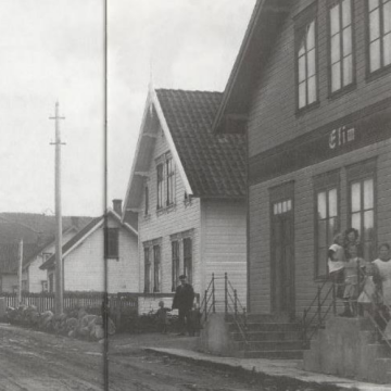 Historisk bilde av inngangspartiet til bedehuset Elim i Vågsgjerd