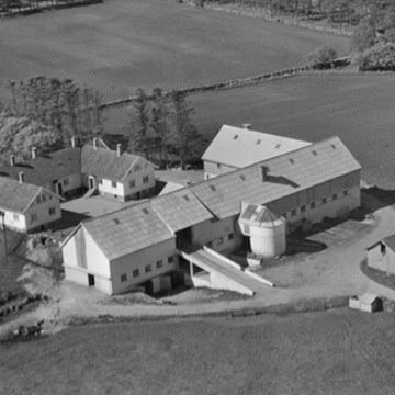 Historisk flyfoto av Varatun gård