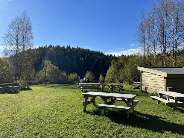 Benker ved Kloppa badeplass