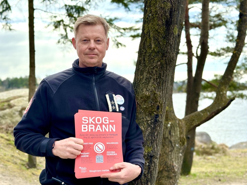 BÅLFORBUD: 15. april starter det generelle bålforbudet. Lars Erik Gutubakken og brannvesenet har hengt opp flere informasjonsplakater rundt omkring i Sarpsborg (foto Ole Christian Foss)