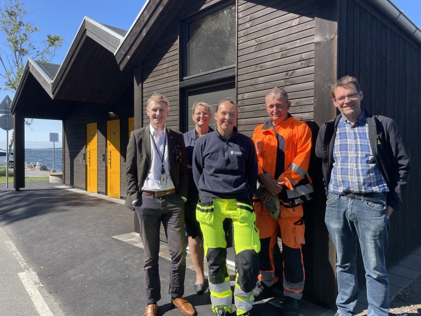 Varaordfører Andreas Brännström, avdelingsleder Lene Gunstrøm, parkassistent Hannah Engh, parkarbeider Ragnar Henriksen og utvalgsleder teknisk Bjørn Lande ved det nye toalettbygget langs Høysandveien. Varaordfører Andreas Brännström, avdelingsleder Lene Gunstrøm, parkassistent Hannah Engh, parkarbeider Ragnar Henriksen og utvalgsleder teknisk Bjørn Lande ved det nye toalettbygget langs Høysandveien.