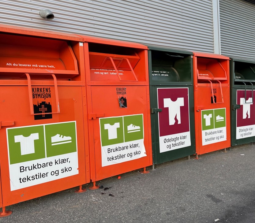KUN GRØNNE: De oransje tekstilcontainerne for ombruk på Gatedalen blir borte fra Gatedalen. 