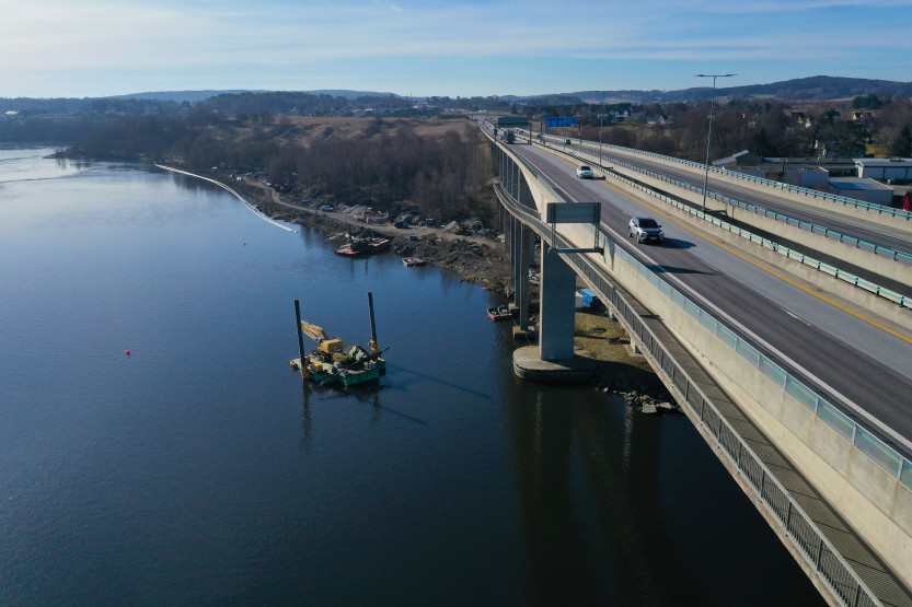 T2 - arbeid på Glomma under Sandesundsbrua (dronefoto OC Foss) T2 - arbeid på Glomma under Sandesundsbrua (dronefoto OC Foss)