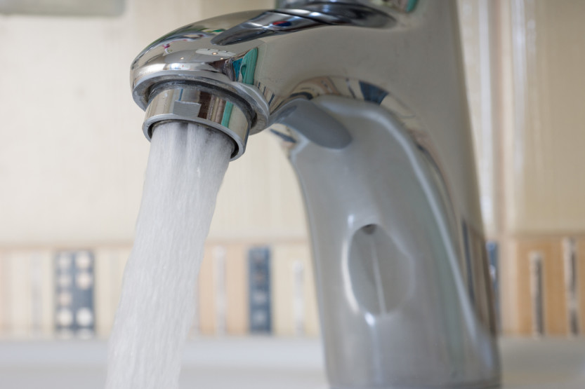 rennende vann fra vask