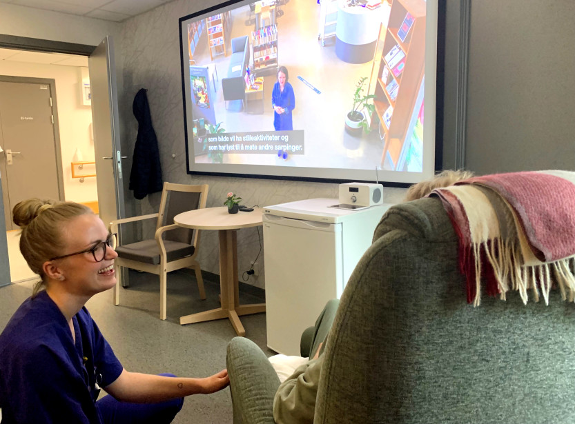 Spesialsykepleier Ida-Jeanette Nilsen hjelper en av pasientene ved helsehuset.