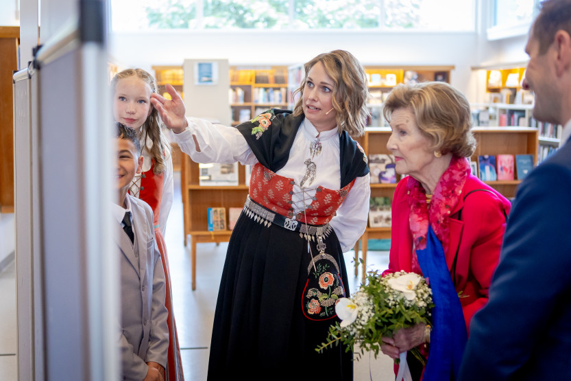 Prosjektleder Line Kjølberg i møte med H.M. Dronning Sonja