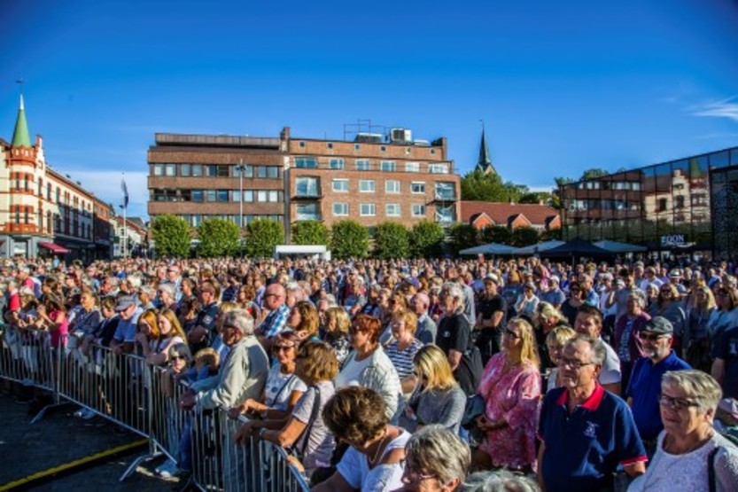 Mye mennesker på torget.