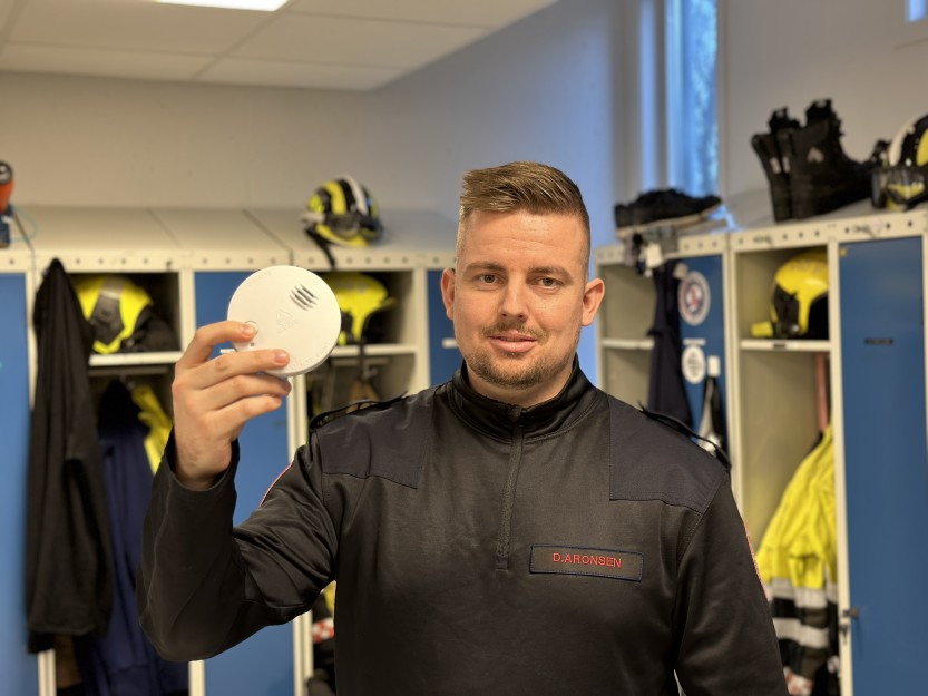 RØYKVARSLERDAGEN: Den 1. desember er det røykvarslerdagen. Da bør alle sjekke at den fungerer, sier Daniel Aronsen i Sarpsborg brannvesen. (Foto Ole Christian Foss) RØYKVARSLERDAGEN: Den 1. desember er det røykvarslerdagen. Da bør alle sjekke at den fungerer, sier Daniel Aronsen i Sarpsborg brannvesen. (Foto Ole Christian Foss)