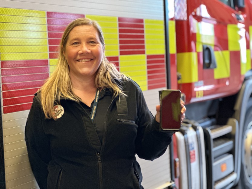 NØDVARSEL: Innbyggerne vil få nødvarsel på mobil, forklarer Lise-Lotte Torp Berglind (foto: Ole Christian Foss) NØDVARSEL: Innbyggerne vil få nødvarsel på mobil, forklarer Lise-Lotte Torp Berglind (foto: Ole Christian Foss)