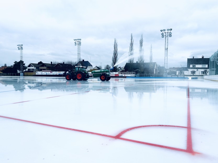KUNSTISEN: Kunstisen ved Sarpsborg stadion er populær blant innbyggerne i Sarpsborg. Nå kan den endelig tas i bruk (foto: Ole Christian Foss) KUNSTISEN: Kunstisen ved Sarpsborg stadion er populær blant innbyggerne i Sarpsborg. Nå kan den endelig tas i bruk (foto: Ole Christian Foss)