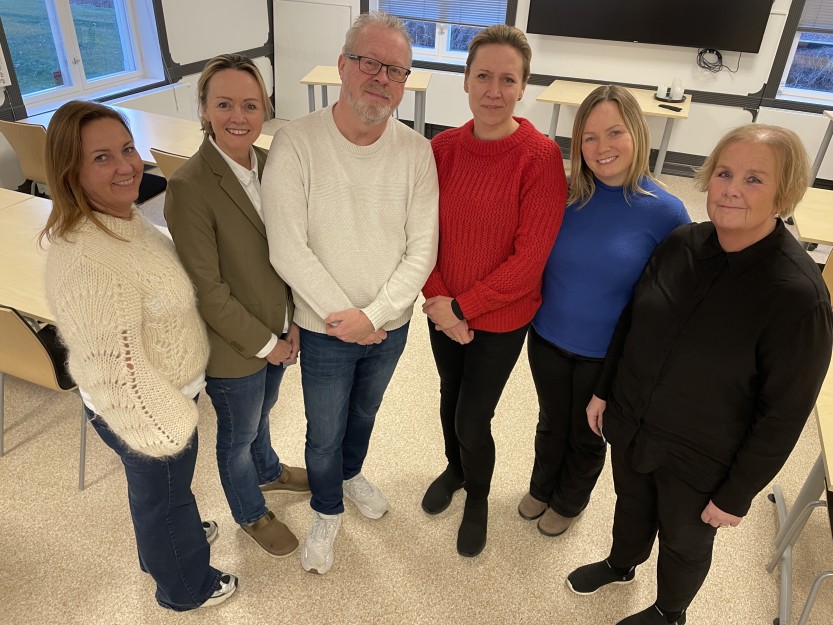 Disse fagpersonene fra kompetansenter rus og psykisk helse er klare til å starte parenthood-grupper for foreldre til barn med rusutfordringer. Fra v. Tove Marthe Akselsen, Anne Skauen Holum, Runar Jansen, Tina Mørk, Trine Henriksen og Marian Løwfeldt Strand. Hilde Aarthun Hasselgård var ikke tilstede da bildet ble tatt. Disse fagpersonene fra kompetansenter rus og psykisk helse er klare til å starte parenthood-grupper for foreldre til barn med rusutfordringer. Fra v. Tove Marthe Akselsen, Anne Skauen Holum, Runar Jansen, Tina Mørk, Trine Henriksen og Marian Løwfeldt Strand. Hilde Aarthun Hasselgård var ikke tilstede da bildet ble tatt.