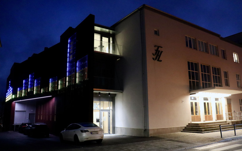GULT OG BLÅTT: Sarpsborg scene lyssatt i gult og blått i solidaritet med Ukraina. GULT OG BLÅTT: Sarpsborg scene lyssatt i gult og blått i solidaritet med Ukraina.