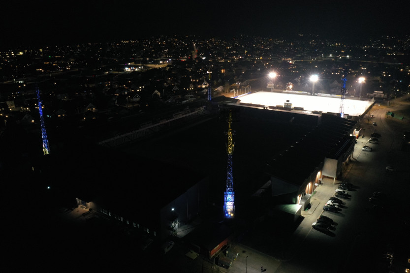 BLÅGULT: Mastene på Sarpsborg stadion er lyssatt i de ukrainske fargene (dronefoto: Ole Christian Foss) BLÅGULT: Mastene på Sarpsborg stadion er lyssatt i de ukrainske fargene (dronefoto: Ole Christian Foss)