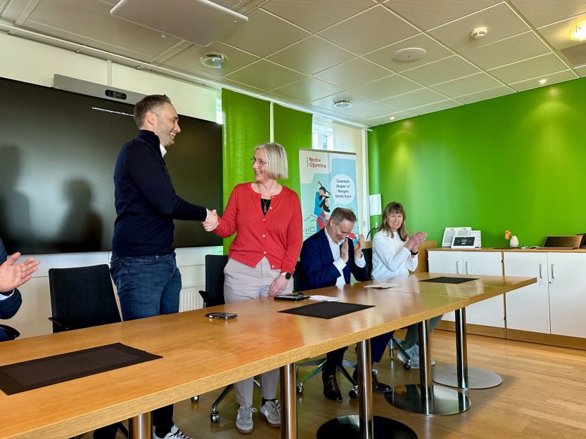 HAFSLUND-DONDERN (fra venstre) daglig leder Espen Snipen fra entreprenøren Isachsen AS, prosjektleder for Statens vegvesen Anne-Grethe Nordahl, samferdselsminister Jon-Ivar Nygård og byggeleder Jorun Olsen fra Statens vegvesen (foto: Bypakke Nedre Glomma) HAFSLUND-DONDERN (fra venstre) daglig leder Espen Snipen fra entreprenøren Isachsen AS, prosjektleder for Statens vegvesen Anne-Grethe Nordahl, samferdselsminister Jon-Ivar Nygård og byggeleder Jorun Olsen fra Statens vegvesen (foto: Bypakke Nedre Glomma)