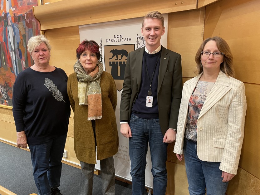 Anne Marit Sundbye og Mai Britt Løken fra sanitetsforeningen, varaordfører Andreas Brannstrom og Karianne B. Jenseg Anne Marit Sundbye og Mai Britt Løken fra sanitetsforeningen, varaordfører Andreas Brannstrom og Karianne B. Jenseg