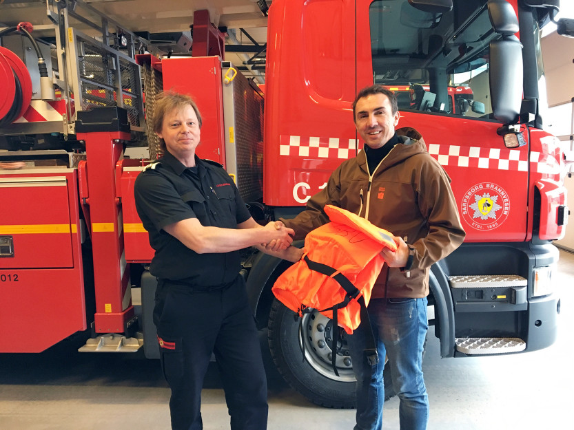 Lars Erik Gutubakken gir redningsvester til Amir Mrakovic i Kirkens Bymisjon. Lars Erik Gutubakken gir redningsvester til Amir Mrakovic i Kirkens Bymisjon.