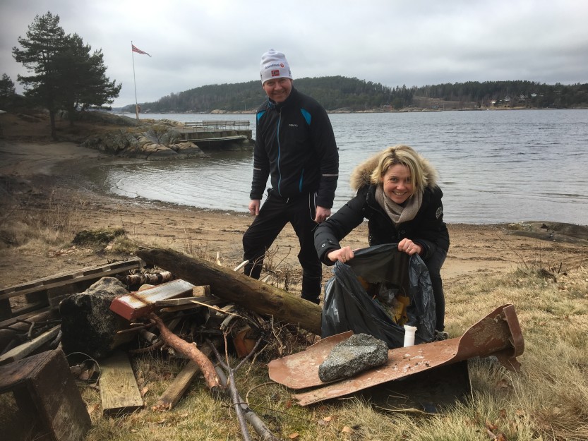 Sarpsborg deltar i Kystlotteriet. Her rydder Anne og Bjarne Christian Finstad ved Gressdal i Skjebergkilen. Sarpsborg deltar i Kystlotteriet. Her rydder Anne og Bjarne Christian Finstad ved Gressdal i Skjebergkilen.