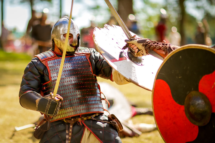 En viking i kamp under Olavsfestivalen. En viking i kamp under Olavsfestivalen.