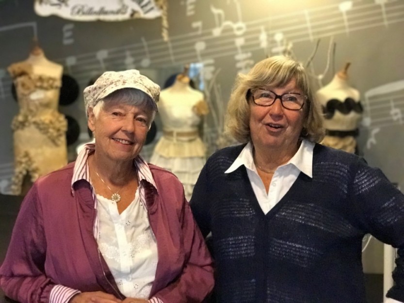 POSITIVT: Kulturskolen 60+ er et positivt tilbud til seniorer som ønsker å lære nye ting. – Kom og bli med på yoga og franskgruppe for eksempel, sier de to glade damene Britt Paulsen (t.v) og Solveig Hovde Martinsen. POSITIVT: Kulturskolen 60+ er et positivt tilbud til seniorer som ønsker å lære nye ting. – Kom og bli med på yoga og franskgruppe for eksempel, sier de to glade damene Britt Paulsen (t.v) og Solveig Hovde Martinsen.