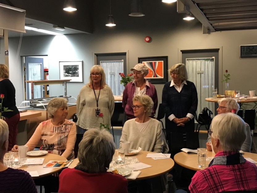 Torill Stokkan (t.v), Britt Paulsen og Solveig Hovde Martinsen ønsket de fremmøtte seniorene velkommen til Kulturskolen 60+ Torill Stokkan (t.v), Britt Paulsen og Solveig Hovde Martinsen ønsket de fremmøtte seniorene velkommen til Kulturskolen 60+