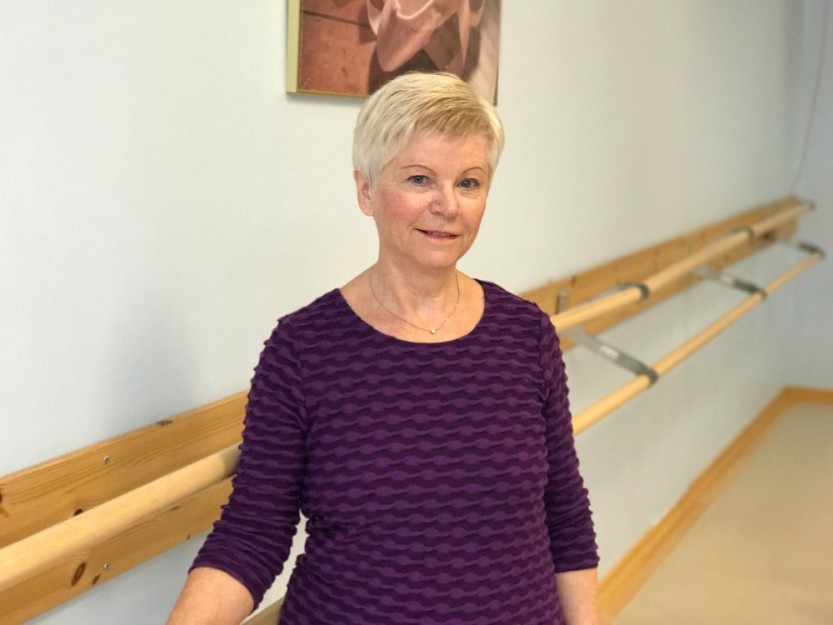 - Jeg har vært med på yoga tidligere, og det var kjempebra, så dette ville jeg ha med meg. Dette er jo helsebringende, sier Mirjana Dikkanen. Hun har meldt seg på yogakursene på Kulturskolen 60+. - Jeg har vært med på yoga tidligere, og det var kjempebra, så dette ville jeg ha med meg. Dette er jo helsebringende, sier Mirjana Dikkanen. Hun har meldt seg på yogakursene på Kulturskolen 60+.