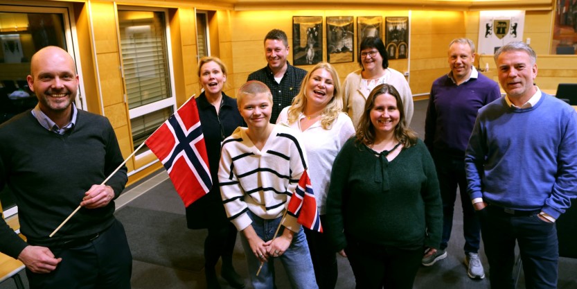 Her er deler av 17. mai-komiteen. På bildet er Sindre Martinsen-Evje, Siri Braadland, Petter Thulin, Kristine Gustavsen, Magne Hansen, Dorota L. Myrdal, Knut Erik Kristiansen, Evy Ann Auby og Irene Nordbye. Her er deler av 17. mai-komiteen. På bildet er Sindre Martinsen-Evje, Siri Braadland, Petter Thulin, Kristine Gustavsen, Magne Hansen, Dorota L. Myrdal, Knut Erik Kristiansen, Evy Ann Auby og Irene Nordbye.