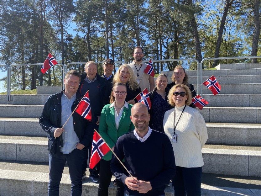 17. mai-komiteen 2022: Sindre Martinsen-Evje (leder) Siri Braadland (koordinator) Henriette Holt Gausdal (nestleder) Petter Thulin (skoler) Magne Hansen (musikkrådet) Dorota Myrdal (flerkulturelt råd) Irene Nordbye (speiderne) Sandra Widlund (iSarpsborg – for Bente Jæger) Kjetil Lunde (politi) Lars Erik (sikkerhet) Var ikke til stede på bildet; Maren Engebretsen (informasjon) Knut Erik Kristiansen (KFU) Espen Feilberg Jacobsen (Kristens lederråd) Diana Feka , St. Olav vgs. russepresident (vara visepresident Evy Ann Aubye) Kurt Vegard Johansen, Sarpsborg kommune, teknisk drift 17. mai-komiteen 2022: Sindre Martinsen-Evje (leder) Siri Braadland (koordinator) Henriette Holt Gausdal (nestleder) Petter Thulin (skoler) Magne Hansen (musikkrådet) Dorota Myrdal (flerkulturelt råd) Irene Nordbye (speiderne) Sandra Widlund (iSarpsborg – for Bente Jæger) Kjetil Lunde (politi) Lars Erik (sikkerhet) Var ikke til stede på bildet; Maren Engebretsen (informasjon) Knut Erik Kristiansen (KFU) Espen Feilberg Jacobsen (Kristens lederråd) Diana Feka , St. Olav vgs. russepresident (vara visepresident Evy Ann Aubye) Kurt Vegard Johansen, Sarpsborg kommune, teknisk drift