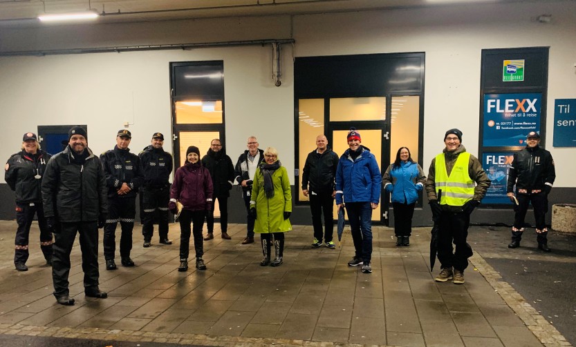 POLITIRÅDET PÅ VANDRING: Mange deltok da trygghetsvandring skulle gjennomføres i Sarpsborg. POLITIRÅDET PÅ VANDRING: Mange deltok da trygghetsvandring skulle gjennomføres i Sarpsborg.