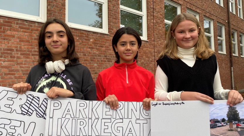 Oaza, Anne Sofie og Marthe er elever på 8. trinn på Kruseløkka ungdomsskole. De håper noen av deres forslag til utvikling av sentrum kan realiseres. Foto: Eva Rekvin Oaza, Anne Sofie og Marthe er elever på 8. trinn på Kruseløkka ungdomsskole. De håper noen av deres forslag til utvikling av sentrum kan realiseres. Foto: Eva Rekvin