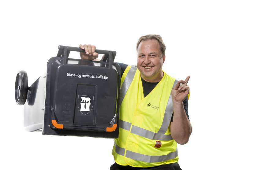 Alle husstander i Sarpsborg skal ha egen beholder for glass- og metallemballasje. De blir kjørt ut til alle husstander i perioden mai til august. Alle husstander i Sarpsborg skal ha egen beholder for glass- og metallemballasje. De blir kjørt ut til alle husstander i perioden mai til august.