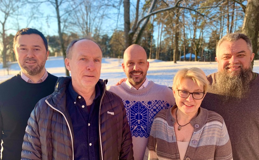 FORTSETTER SAMARBEIDET MED DIALOGFORUM: Fra venstre Aziz Ahmedovic, Flemming Johnsen, Sindre Martinsen-Evje, Turid Stubø Johnsen og Tariq Alsagoff. FORTSETTER SAMARBEIDET MED DIALOGFORUM: Fra venstre Aziz Ahmedovic, Flemming Johnsen, Sindre Martinsen-Evje, Turid Stubø Johnsen og Tariq Alsagoff.