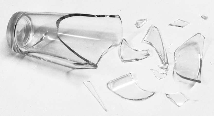 Illustrasjonsfoto av knust glass. Illustrasjonsfoto av knust glass.