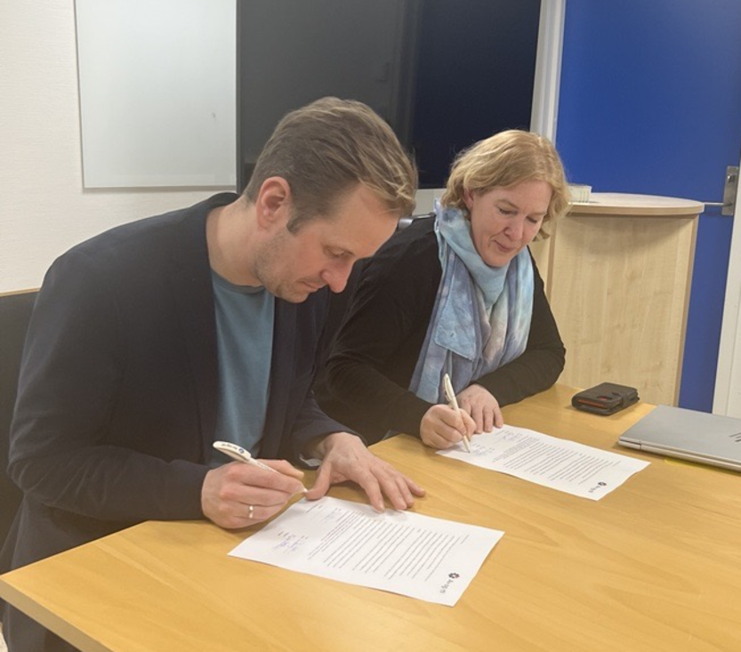 Signering ny avtale med Av-og-til. Ordfører Magnus Arnesen og Marte Sletten fra Av-og-til.