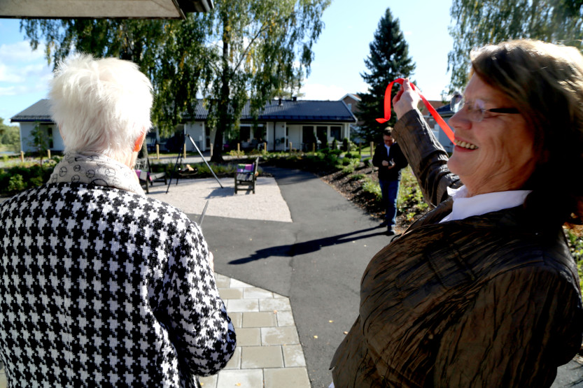 Utvalgsleder Lisbeth Nesteng åpnet sansehagen sammen med en av brukerne. Utvalgsleder Lisbeth Nesteng åpnet sansehagen sammen med en av brukerne.
