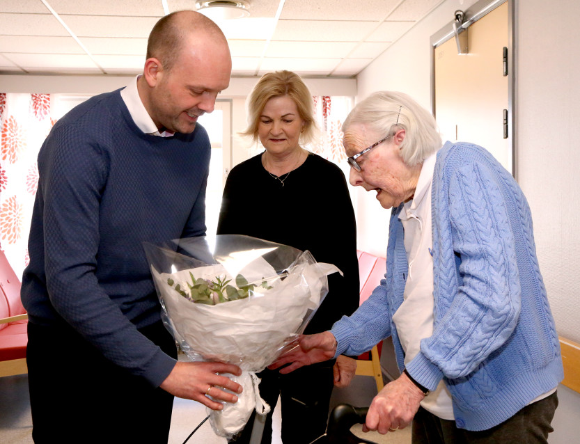 Mimi(91) hjalp ordfører Sindre Martinsen-Evje med å klippe snoren og åpne 2. etasje. Mimi(91) hjalp ordfører Sindre Martinsen-Evje med å klippe snoren og åpne 2. etasje.