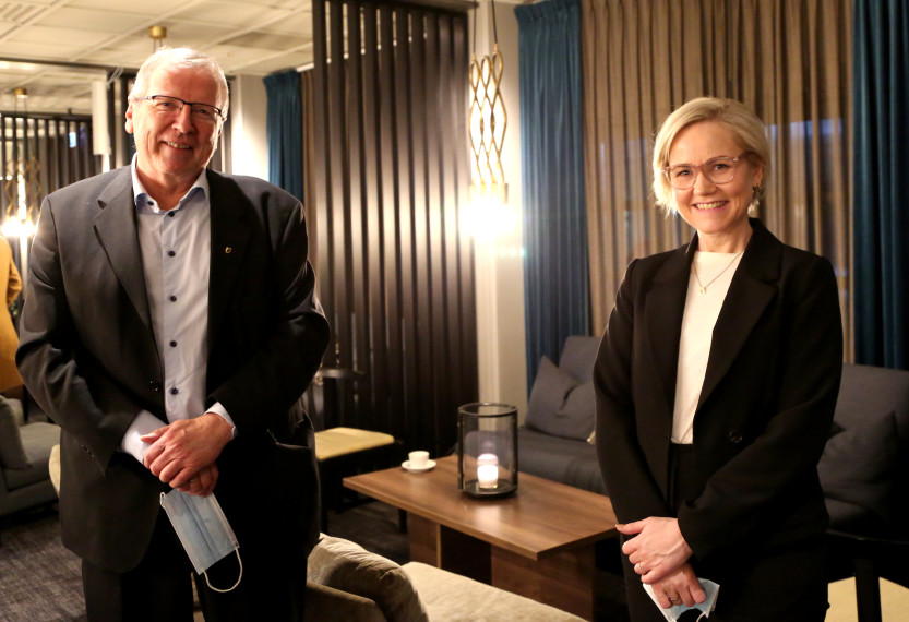 Kommuneoverlege Øivind W. Johansen fikk besøk av helse-og omsorgsminister Ingvild Kjerkol.